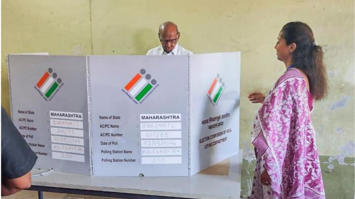 NCP (SCP) chief Sharad Pawar votes in Baramati after 10 years. (image source: PTI)