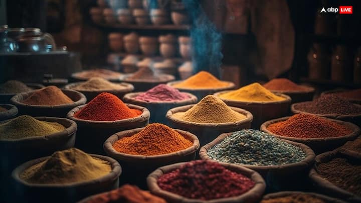 Adulterated Spices: अधिकतर लोग ऑनलाइन खाने पीने की चीजें मंगाते हैं. जिसके चलते कई बार लोगों को मिलावट वाली चीजों का सामना करना पड़ता है. ऐसे में आप इसकी शिकायत घर बैठ कर सकते हैं.