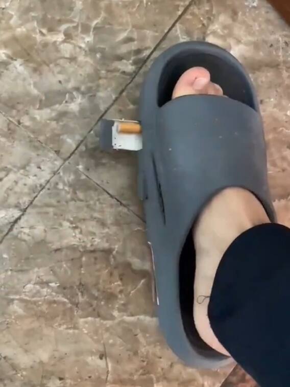 चप्पल में की सिगरेट और माचिस छुपाने की जुगाड़