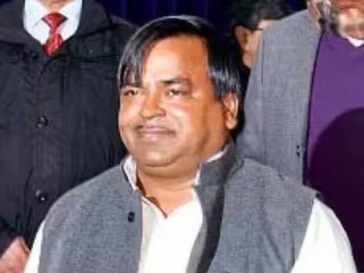 UP News: पूर्व कैबिनेट मंत्री गायत्री प्रजापति के केस से हटे जज, दुष्कर्म मामलें में उम्रकैद है सजा former cabinet minister Gayatri Prajapati case Judge removed rape case in life imprisonment UP News: पूर्व कैबिनेट मंत्री गायत्री प्रजापति के केस से हटे जज, दुष्कर्म मामलें में उम्रकैद है सजा