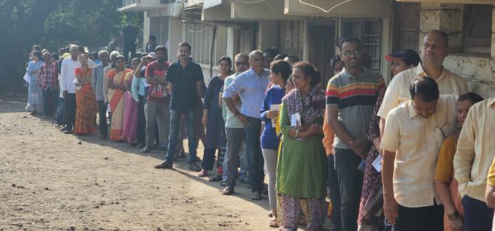 कोल्हापूरचे उमेदवार शाहू महाराज यांनीही मतदानाचा हक्क बजावला.