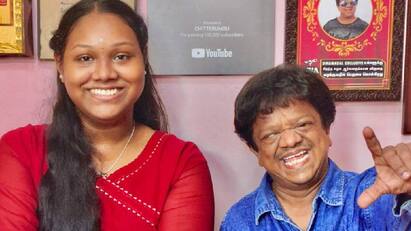 actor king kong celebrated his daughter success in 12th exam Actor King Kong: 12 ஆம் வகுப்பு தேர்வு முடிவுகள் .. மதிப்பெண்களை குவித்த காமெடி நடிகர் கிங்காங் மகள்!