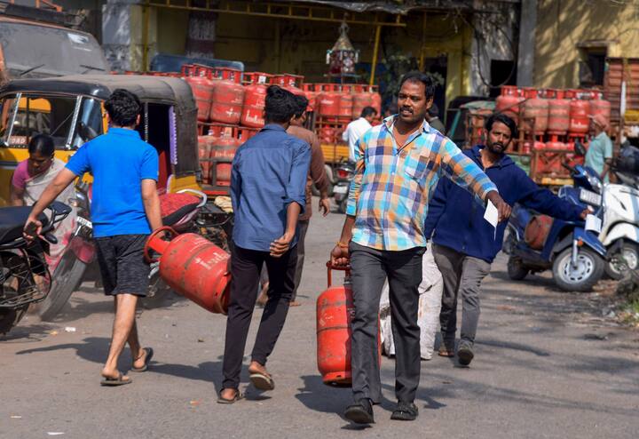 वहीं बात करें अल्फाबेट की तो A मतलब जनवरी से मार्च तक सिलेंडर चलेगा. B यानी अप्रैल से जून, C यानी जुलाई से सितंबर और D मतलब अक्टूबर से दिसंबर.