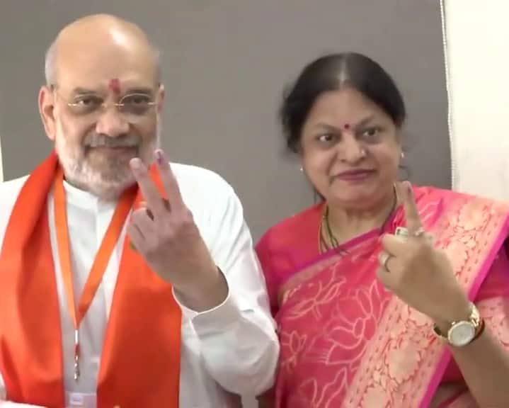 ఓటు హక్కు వినియోగించుకున్న అమిత్ షా దంపతులు