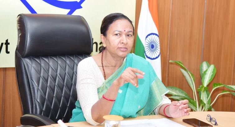 Chief Secretary Radha Raturi held a meeting with DGP and forest department officials on fire in uttarakhand Forest ann Uttarakhand News: उत्तराखंड के जंगलों पर प्रशासन सख्त, आग लगाने वालों की जब्त होगी संपत्ति