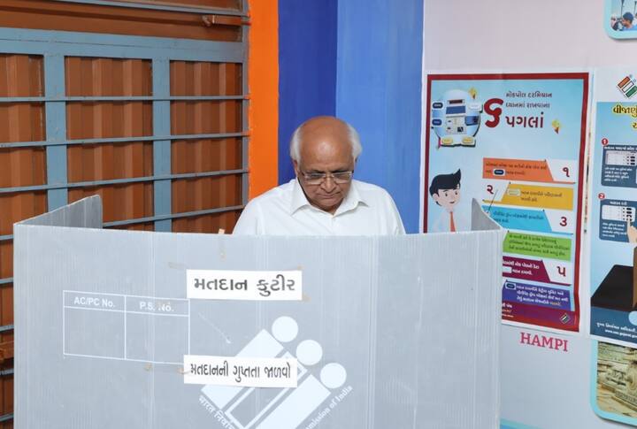 લોકસભા ચૂંટણી અંતર્ગત ત્રીજા તબક્કાના મતદાનમાં આજે અમદાવાદમાં શીલજ પ્રાથમિક શાળા ખાતે મુખ્યમંત્રી ભૂપેન્દ્ર પટેલે મતદાન કર્યું.