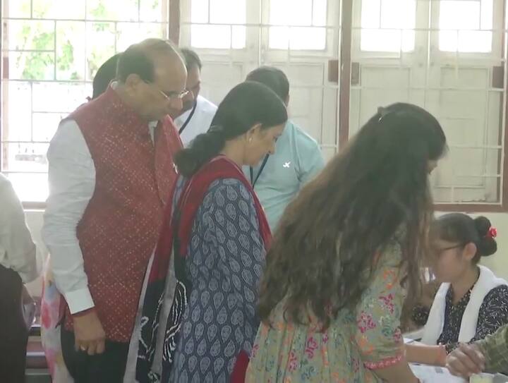 ఓటు హక్కు వినియోగించుకున్న ఢిల్లీ లెఫ్టినెంట్ గవర్నర్ వీకే సక్సేనా