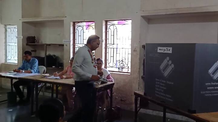 ધોરાજીમાં ડુંગળીનો હાર પહેરીને ખેડૂતે મતદારે મતદાન કર્યું છે.