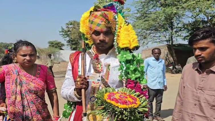 Lok Sabha Elections 2024છ In Devgarh Baria the bridegroom voted with the baraties Lok Sabha Elections 2024:  દેવગઢ બારીયામાં વરરાજાએ જાનૈયાઓ સાથે કર્યુ મતદાન