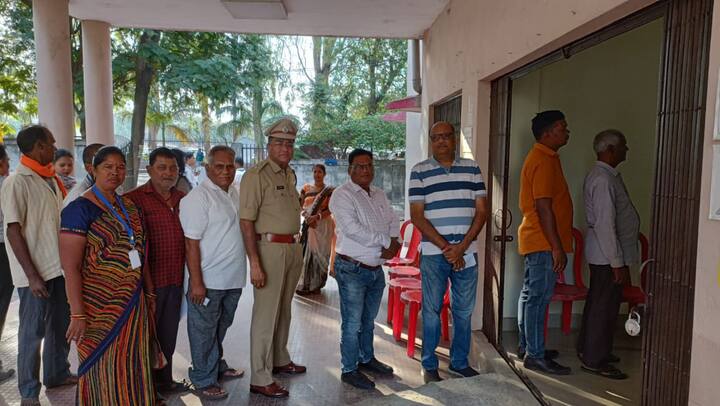 मतदान केंद्र पर लगी लाइन को देखते हुए पहले पुलिस अधीक्षक विजय अग्रवाल आम लोगों के साथ लाईन में लगकर मतदान कक्ष का रास्ता तय किया. उसके बाद मतदान कक्ष में पहुंच कर नियम से अपने मताधिकार का प्रयोग किया. इधर ऐसा देखकर अन्य मतदाताओं के बीच एसपी साहब की सादगी को लेकर जमकर चर्चा है.