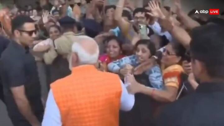 पीएम मोदी जब लोगों से मिल रहे थे, तो एक पल ऐसा भी आया जब दो महिलाएं मोदी से हाथ मिलाने लगीं. इसी दौरान एसपीजी का एक जवान महिलाओं को रोकने आगे बढ़ा, लेकिन पीएम के इशारा करते ही उसे पीछे हटना पड़ा.