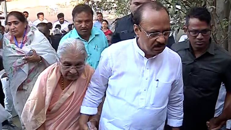 Baramati Lok Sabha Maharashtra Third phase election voting Ajit Pawar come for voting with his mother Asha Tai Pawar Ajit Pawar: बारामतीत मतदानाच्या दिवशी अजित पवारांचा मास्टरस्ट्रोक, आईला सोबत आणलं अन्...