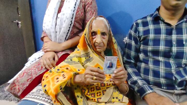 मध्य प्रदेश के मुख्यमंत्री डॉ मोहन यादव के गृह जिले उज्जैन में लोकसभा चुनाव को लेकर होम वोटिंग के पहले दिन सोमवार (6 मई) को 1,356 बुजुर्गों और दिव्यांगों ने अपने मताधिकार का प्रयोग किया.