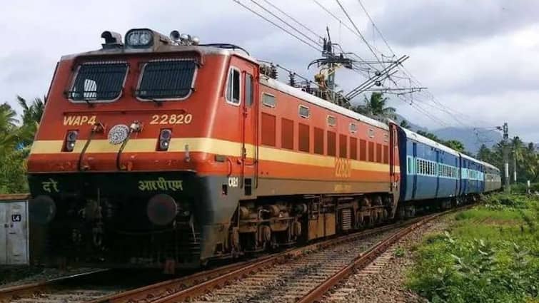 rail ministry declares there will be disabled quota in all coaches of the train seats will be provided separately know the details अब ट्रेन के हर कोच में होगा दिव्यांग कोटा, खास तौर पर आरक्षित होंगी ये वाली सीटें
