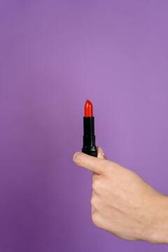 North Korea : उत्तर कोरियात आहे लाल लिपस्टिकवर बंदी, कारण जाणून तुम्हीही व्हाल थक्क.