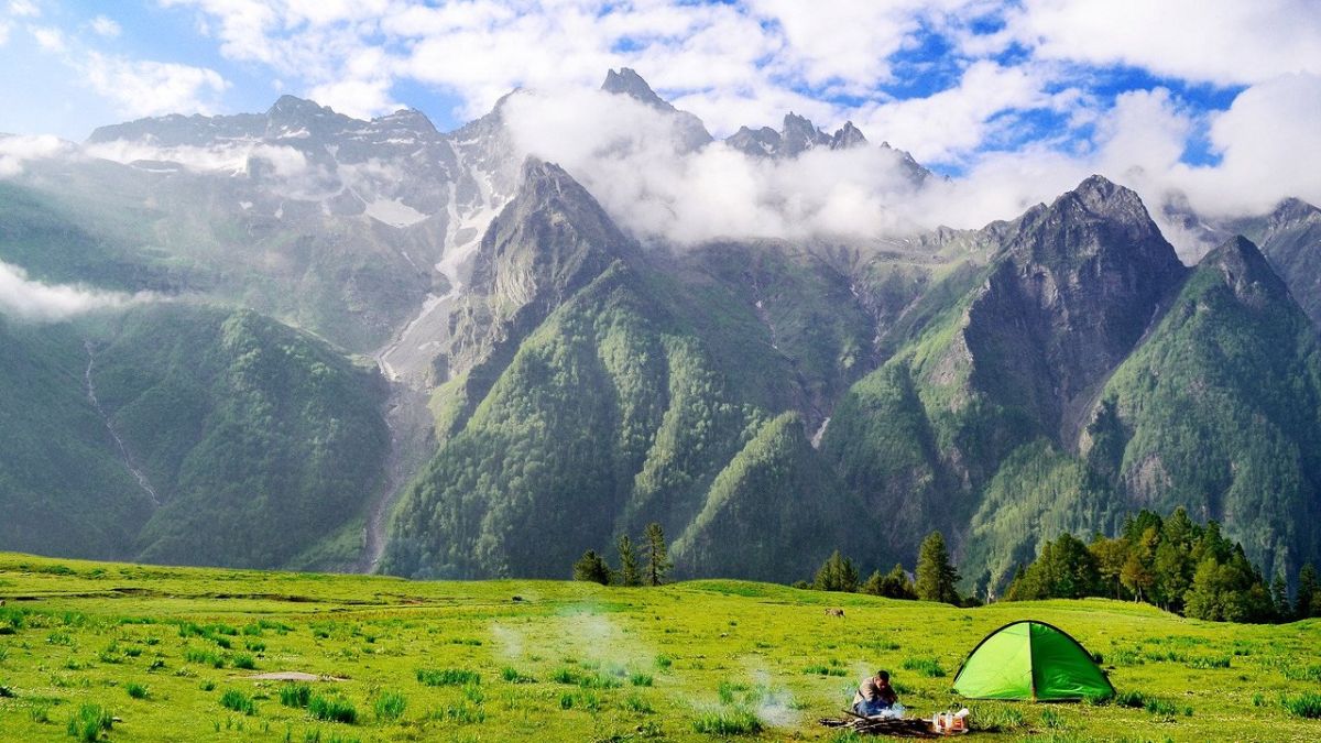 Travel : 'इथली' गुलाबी हवा वेड लावेल तुम्हाला! मे-जूनमध्ये भारतात स्वित्झर्लंडचा आनंद घ्यायचाय? हनिमूनसाठी बेस्ट डेस्टिनेशन जाणून घ्या