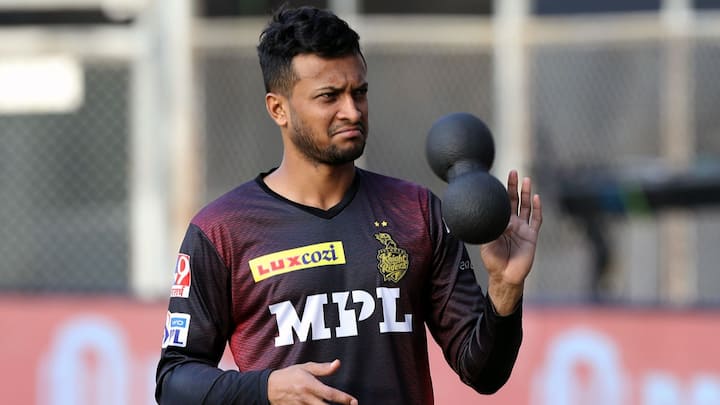 शाकिब अल हसन टी20 क्रिकेट में चौथे सबसे ज्यादा विकेट लेने वाले गेंदबाज हैं. शाकिब अब तक टी20 करियर में 428 मैच खेल चुके हैं, जिनमें उनके नाम 482 विकेट हैं.