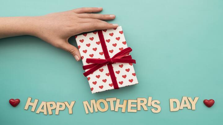 Mother's Day 2024: इस साल मदर्स डे 12 मई को मनाया जाएगा. इस दिन आप अपनी मां को यह वित्तीय तोहफे देकर आर्थिक रूप से मजबूत बना सकते हैं.