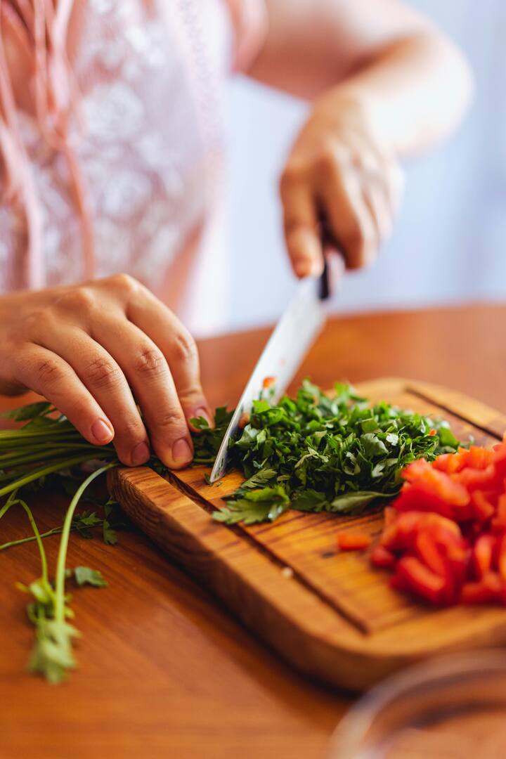 कोथिंबीरीची पाने पाण्यात टाकून, त्यात मिसळून आणि मीठ टाकून तुम्ही ते डिटॉक्स ड्रिंक म्हणून पिऊ शकता. [Photo Credit : Pexels.com]