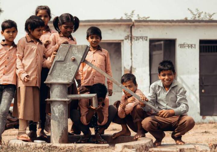 1989 ਵਿੱਚ ਸਥਾਪਿਤ ਇਹ ਜ਼ਿਲ੍ਹਾ ਮਿਰਜ਼ਾਪੁਰ ਤੋਂ ਵੱਖਰਾ ਕਰਕੇ ਬਣਾਇਆ ਗਿਆ ਸੀ। ਇਹ ਜ਼ਿਲ੍ਹਾ ਕੈਮੂਰ ਪਰਬਤ ਅਤੇ ਵਿੰਧਿਆ ਪਰਬਤ ਲੜੀ ਦੇ ਵਿਚਕਾਰ ਸਥਿਤ ਹੈ।