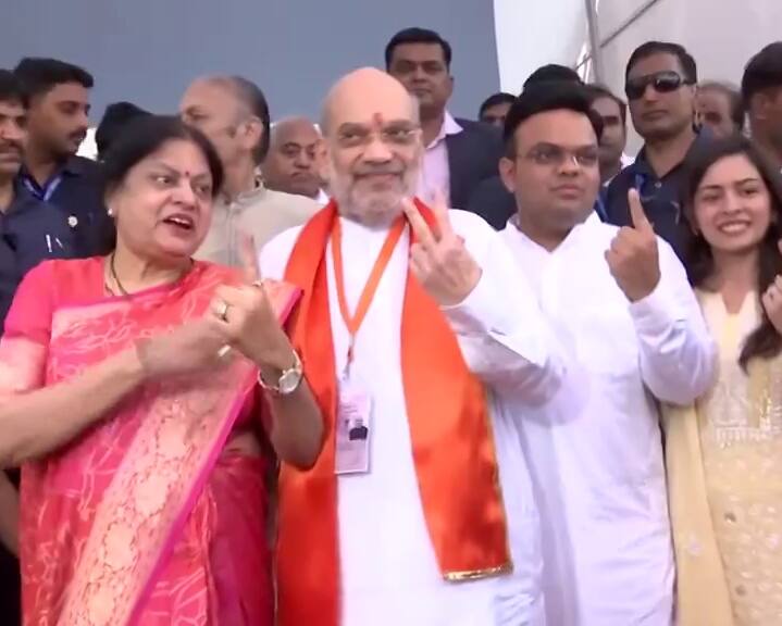 ఓటు వేసిన అనంతరం అమిత్ షా ఫ్యామిలీ