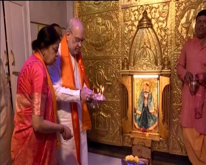 મહાદેવ મંદિરમાં અમિત શાહે પત્ની સાથે જળાભિષેક અને આરતી ઉતારી હતી.