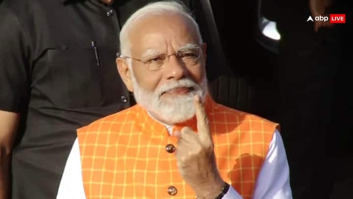 सबसे अंत में पीएम ने वोट डालने के बाद लगी स्याही को दिखाकर बताया कि उन्होंने मतदान कर दिया है. उन्होंने लोगों से भी वोट डालने की अपील की.