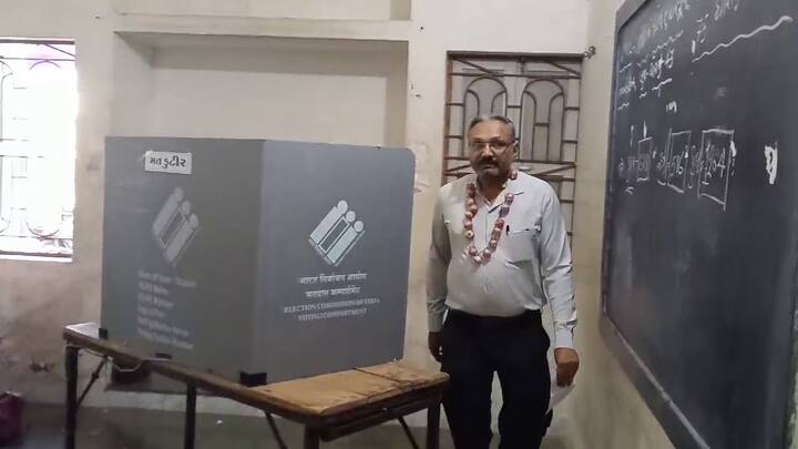 રાજકોટના ધોરાજીમાં ખેડૂતે ડુંગળીના યોગ્ય ભાવ ન મળતા અનોખી રીતે વિરોધ કરીને મતદાન કર્યું છે.