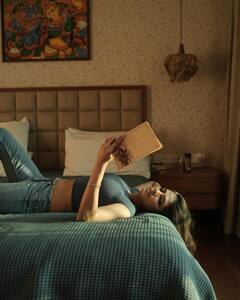 Malavika Mohanan Photos : மெத்தையின் மீது படுத்து புத்தகம் படிக்கும் மாளவிகா மோகனன்!