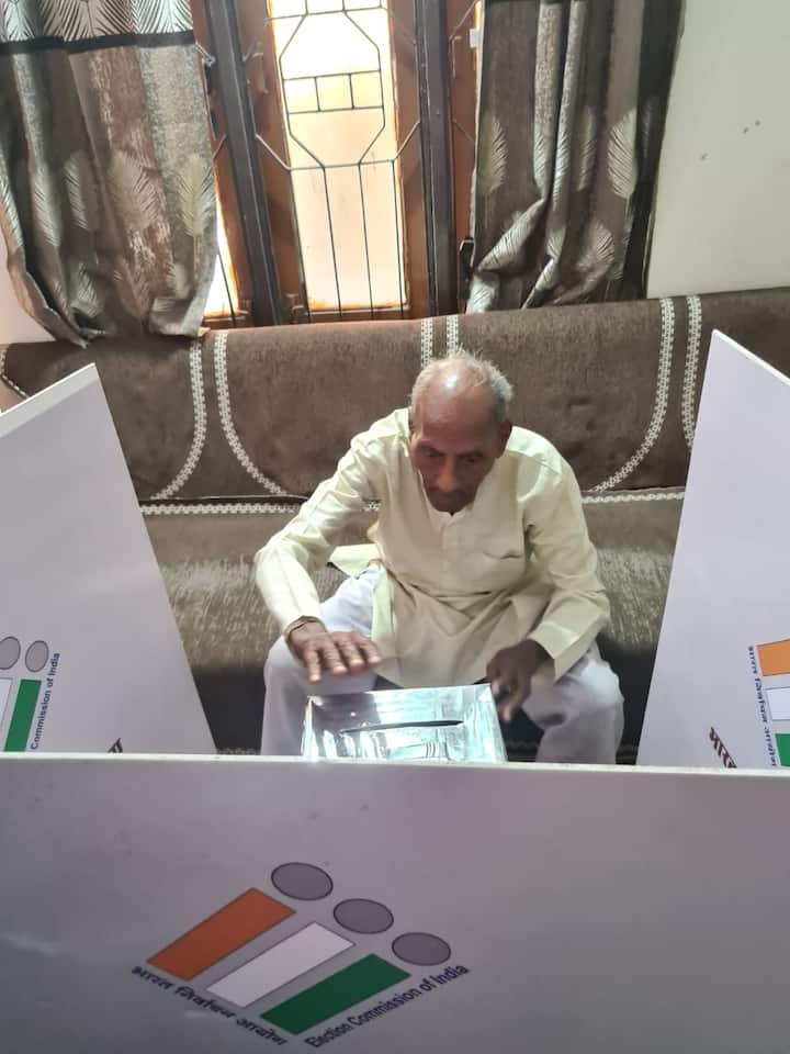 होम वोटिंग की सुविधा को लेकर दिव्यांग और बुजुर्ग मतदाता काफी उत्साहित भी नजर आए.