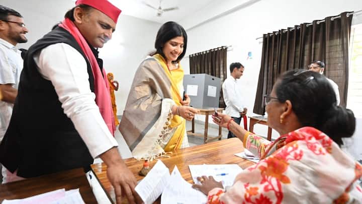तीसरे चरण में होने वाले चुनाव में यूपी की कुल 10 सीटों पर मतदान होना है. आज पूर्व मुख्यमंत्री अखिलेश यादव ने मैनपुरी के सैफई गांव में बूथ पर जाकर सपरिवार मतदान किया.
