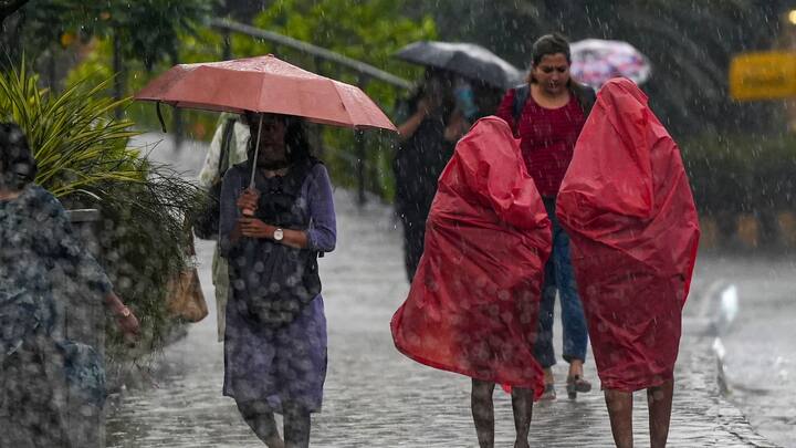 দক্ষিণবঙ্গের বাঁকুড়া জেলা এবং উত্তরবঙ্গের মালদায়, দিনাজপুরে বজ্রবিদ্যুৎ-সহ বৃষ্টির সঙ্গে ৫০ কিলোমিটার গতিবেগে দমকা ঝোড়ো হাওয়া বইতে পারে।