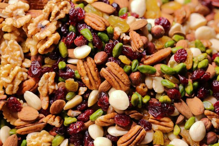 வால் நட்ஸ், பாதாம் , பிஸ்தா போன்ற பருப்பு வகைகளில் ஒமேகா-3, புரதச்சத்து மற்றும் துத்தநாகம் நிறைந்துள்ளது. இந்த சத்துக்கள் முடி உதிர்தலை குறைத்து, அதன் வளர்ச்சியை அதிகரிக்க செய்யலாம்