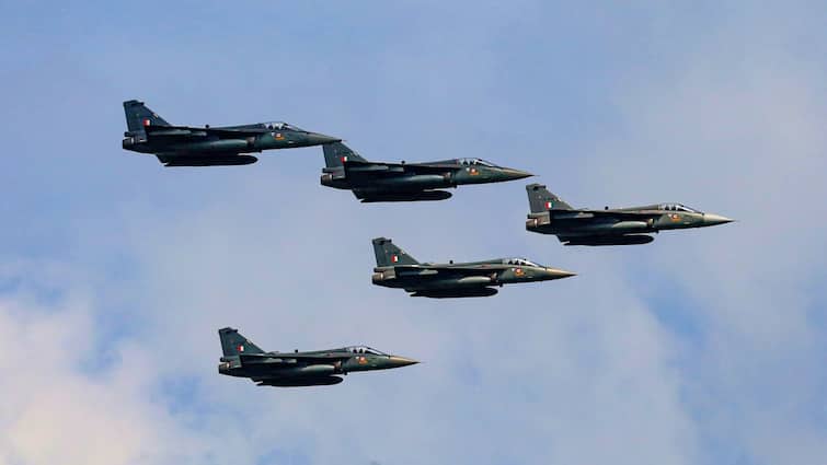 Indian Air Force strength increase Every Year IAF set Target to make fighter jets Given order to HAL IAF: हर साल बढ़ रही इंडियन एयरफोर्स की ताकत! HAL के पास है 83 फाइटर जेट बनाने का ऑर्डर, IAF ने किया ये बड़ा खुलासा