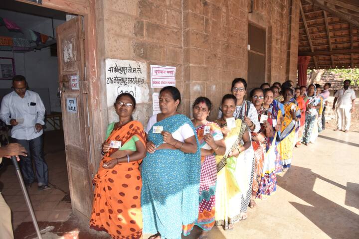 इचलकरंजीमध्ये पाचपर्यंत 60 टक्क्यांच्या घरात मतदान झालं आहे.