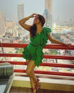 Shama Sikander: શોર્ટ ગ્રીન આઉટફિટમાં શમા સિકંદરે કરાવ્યું ફોટોશૂટ, જુઓ તસવીરો