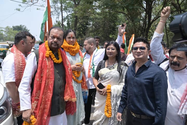 य़शस्विनी ने अपने हलफनामे में बताया है कि उनके पास 2023 तक 19 लाख 46 हजार रुपये थे. उनके पास अलग-अलग बैंक में पैसे जमा हैं. इसके अलावा उन्होंने म्युचुअल फंड में निवेश से जुड़ी जानकारी भी दी है.