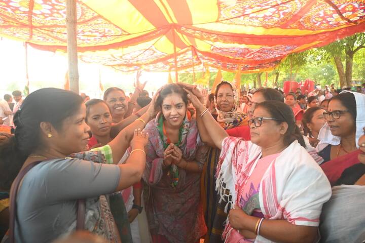 यशस्विनी ने उपायुक्त सह निर्वाचन पदाधिकारी रांची को अपना नामांकन पत्र दाखिल किया. नामांकन दाखिल करने के बाद उन्होंने रांची का जनता का समर्थन मांगा.