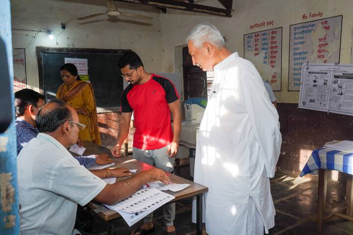 कोल्हापुरात शाहू महाराज आणि संजय मंडलिक अशी थेट लढत होत आहे.