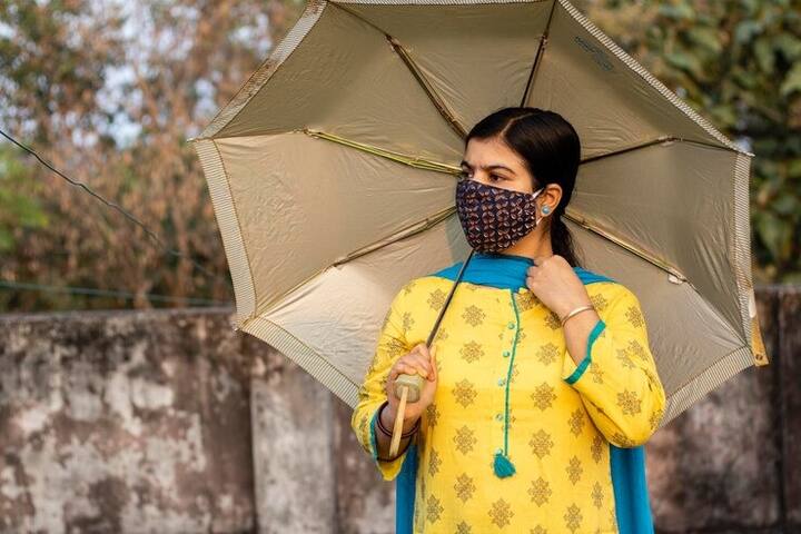 अगर आप किसी काम से घर से बाहर जाते हैं, तो बैग में एक छोटा छाता रख लें. इसकी मदद से आप धूप से बच सकते हैं.