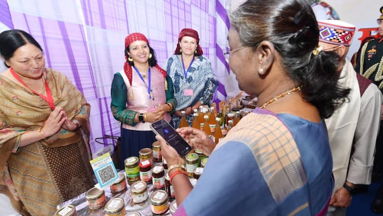 President Droupadi Murmu among children Purchasing by UPI Payment in Shimla ANN Watch: शिमला में राष्ट्रपति द्रौपदी मुर्मू ने बच्चों में बांटी चॉकलेट, प्रदर्शनी में घरेलू उत्पाद खरीदे, UPI से किया पेमेंट