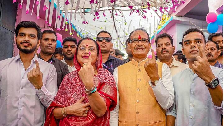 Former Madhya Pradesh CM Shivraj Singh Chouhan casts his vote along with his family. (image source: PTI)