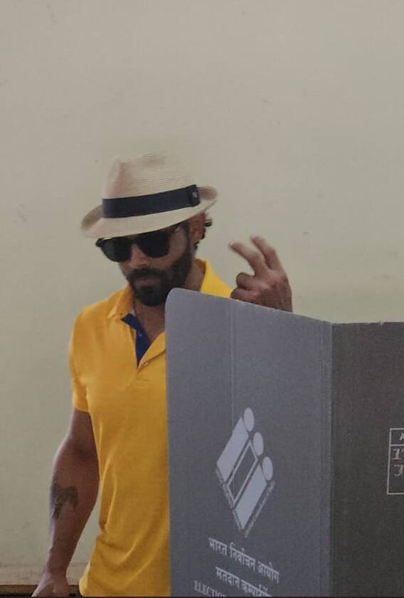 રવીન્દ્ર જાડેજાએ કર્યુ વોટિંગ જુઓ તસવીરો