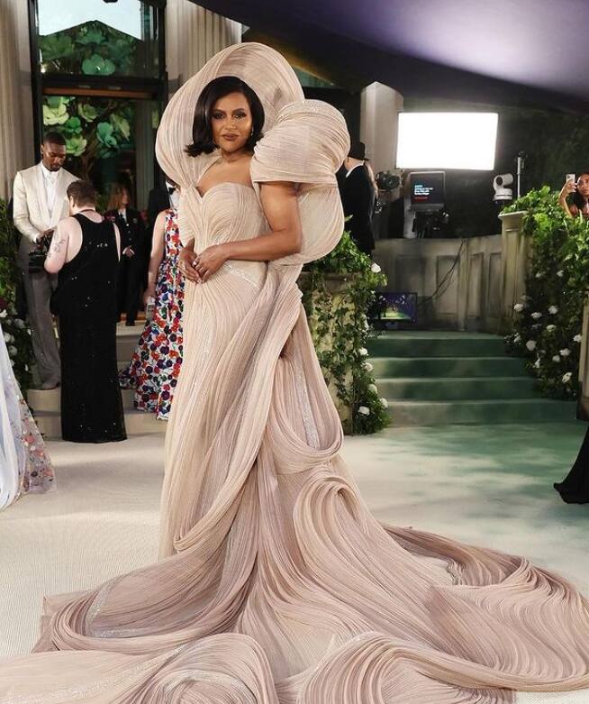 मिंडी कालिंग भी अतरंगी सी ड्रेस में दिखीं. उनकी यह ड्रेस ऐश्वर्या राय की एक ड्रेस से मैच हो रही थी. इस दौरान मिंडी ने बेज कलर का गाउन कैरी किया था जो कई जगह से घुमावदार डिजाइन वाली थी.