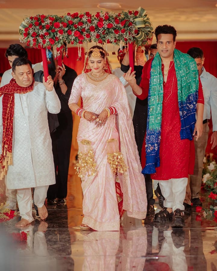 बता दें कि आरती सिंह ने पूरे रीति -रिवाज के साथ सात फेरे लिए हैं. उनकी शादी में टीवी के तमाम सितारों के अलावा मामा गोविंदा भी शामिल हुए थे. शादी की रस्मों में उनके भाई कृष्णा अभिषेक और भाभी करिश्मा ने अपना पूरा फर्ज निभाया.