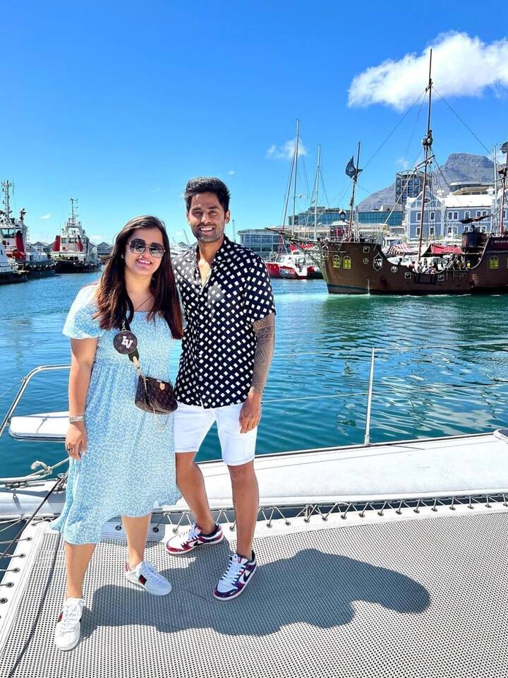 सूर्याकडे जोंगा कार आहे. रिपोर्टनुसार त्याची किंमत 3 कोटींहून अधिक आहे. सूर्याने जोंगासोबतचा एक फोटोही शेअर केला होता. (Image Credit-Social Media)