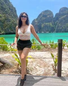 Beach Pics: શ્વેતા તિવારીનો બીચ પર મસ્તીભર્યો અંદાજ, 43ની ઉંમરમાં શૉર્ટ ડ્રેસમાં ફ્લૉન્ટ કર્વી ફિગર, ફેન્સ ફિદા.....