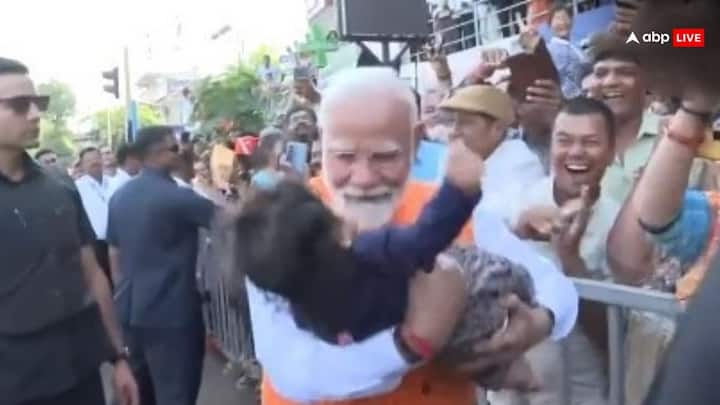 पीएम मोदी लोगों से मिलने के दौरान एक जगह रुके और एक छोटी बच्ची को गोल में लेकर दुलार करते दिखे.
