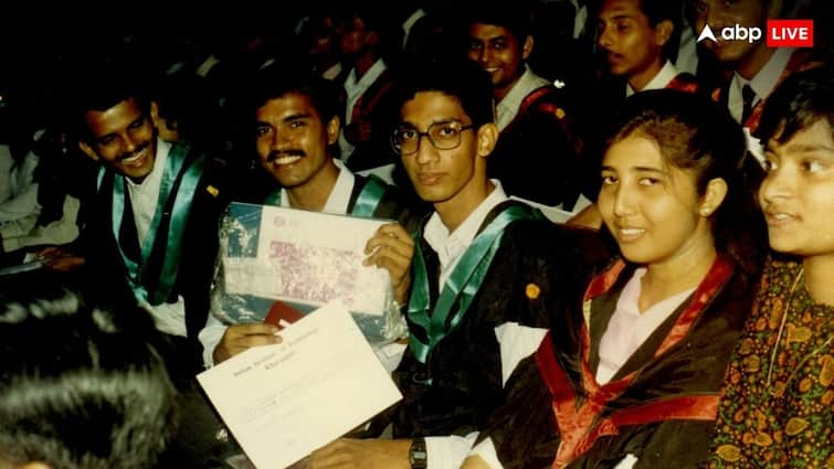 Sundar Pichai and Sharmistha Dubey can be seen in this picture from IIT Kharagpur which goes viral Sundar Pichai: स्टूडेंट लाइफ में कुछ ऐसे दिखते थे सुंदर पिचई और शर्मिष्ठा दुबे, वायरल हुई आईआईटी की फोटो