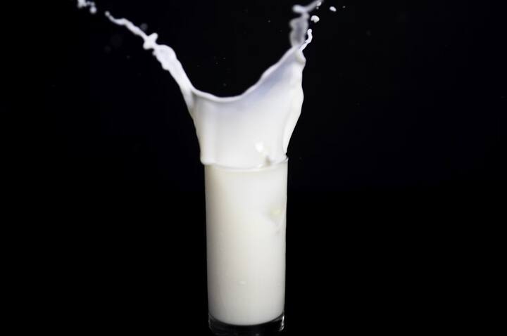 முடி வளர்வதற்கு கால்சியம் அவசியம். பால், தயிர்,சீஸ் போன்ற பால் பொருட்களில் கால்சியம் அதிகம் உள்ளது. மேலும் வைட்டமின் பி-12, புரதம், இரும்பு , கால்சியம் போன்றவை முடியின் ஆரோக்கியத்தை ஊக்குவிக்கும்.